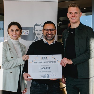 Spendenbild von Freiburg mit Mammad Khoshdel, Christina Ginter und Matthias Ginter