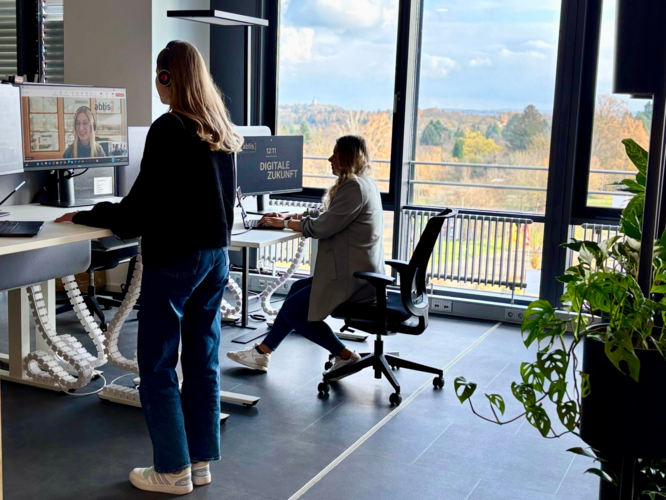 Höhenverstellbare Schreibtische im neuen Büro