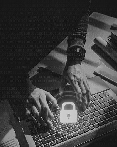 Hände tippen auf Laptop-Tastatur und ein Vorhängeschloss sinnbildlich für Cyber Security