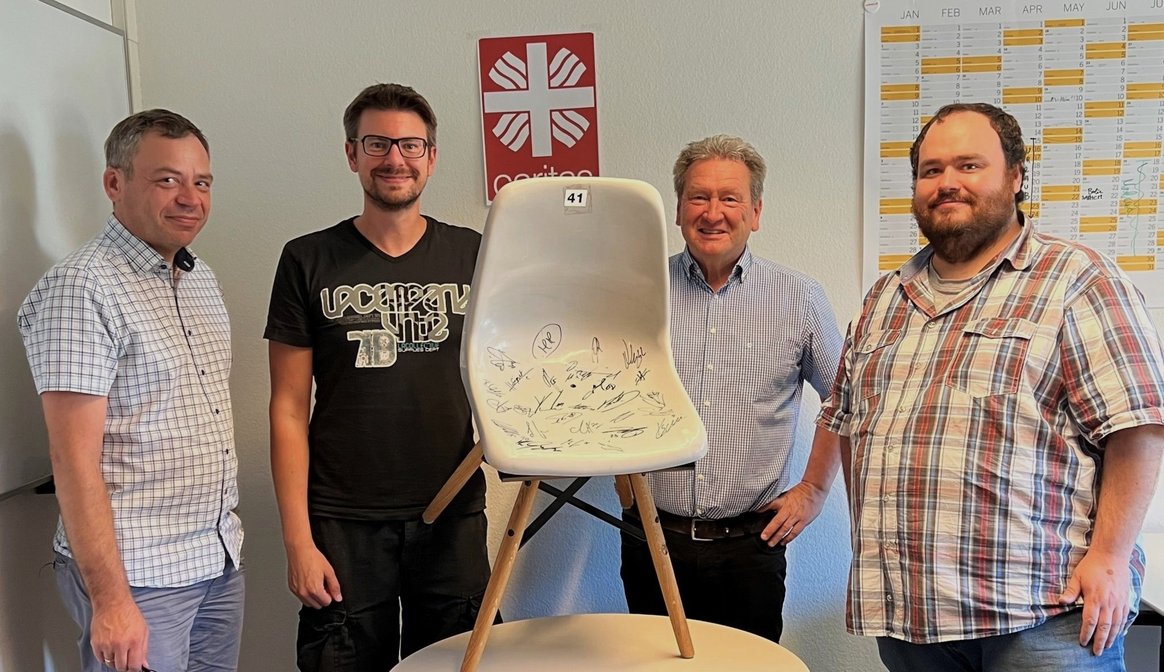 Die Gewinner unser Gewinnspielaktion mit der unterschriebenen Sitzschale des SC Freiburg