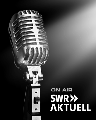altes Microphone im Scheinwerferlicht symbolisch für das abtis  Interview mit dem SWR aktuell 